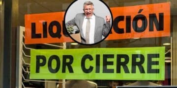 Trabajador feliz con caja de pertenencias celebra su jubilación anticipada tras el cierre de su empresa.