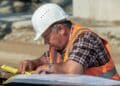 Trabajador de la construcción en obra, beneficiado por la medida de jubilación anticipada para el sector.