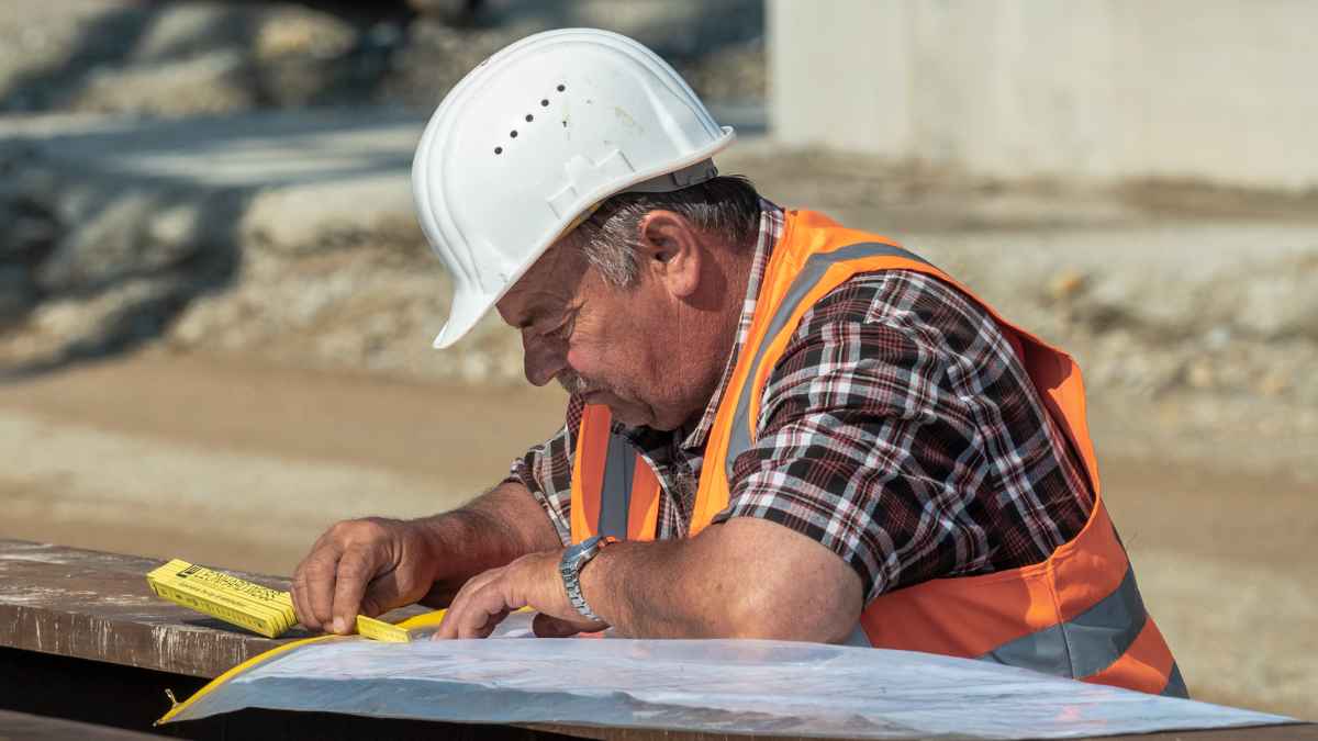 Trabajador de la construcción en obra, beneficiado por la medida de jubilación anticipada para el sector.