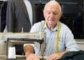 Hombre mayor trabajando en una máquina de coser, símbolo del retraso de la jubilación y de trabajar más años.