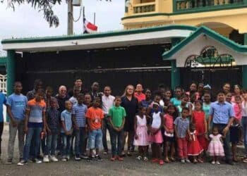 Matrimonio madrileño posa con niños del internado rural que dirigirán en misión en San Juan de la Maguana, República Dominicana.