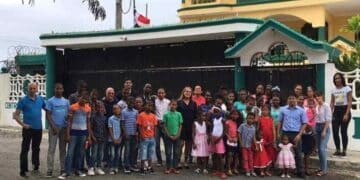 Matrimonio madrileño posa con niños del internado rural que dirigirán en misión en San Juan de la Maguana, República Dominicana.