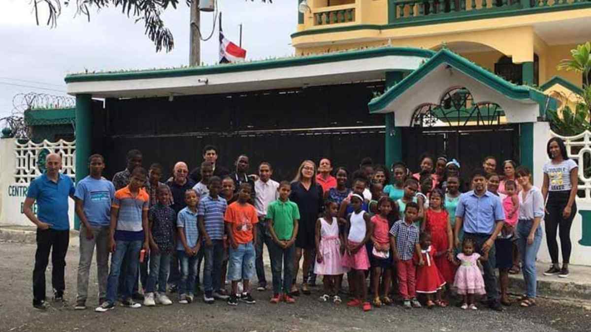 Matrimonio madrileño posa con niños del internado rural que dirigirán en misión en San Juan de la Maguana, República Dominicana.