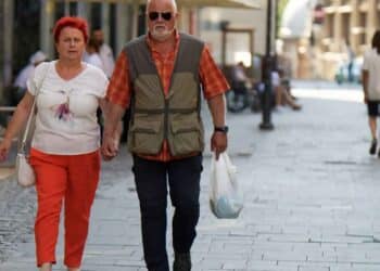 Pareja de pensionistas caminando por la calle tras la sentencia sobre complemento por hijos en las pensiones.