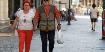 Pareja de pensionistas caminando por la calle tras la sentencia sobre complemento por hijos en las pensiones.