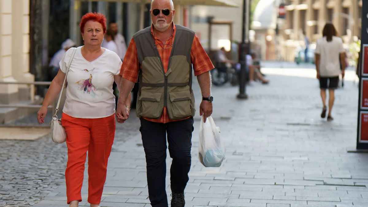 Pareja de pensionistas caminando por la calle tras la sentencia sobre complemento por hijos en las pensiones.