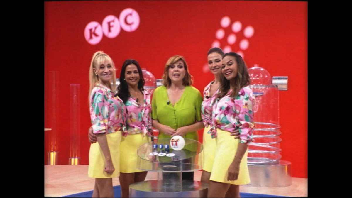 Belinda Washington presenta El Cupón Diario de KFC junto a sus azafatas en un plató retro