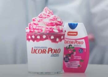 Helado de KFC sabor Licor del Polo Junior con sirope de fresa junto al dentífrico infantil