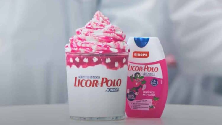 Helado de KFC sabor Licor del Polo Junior con sirope de fresa junto al dentífrico infantil