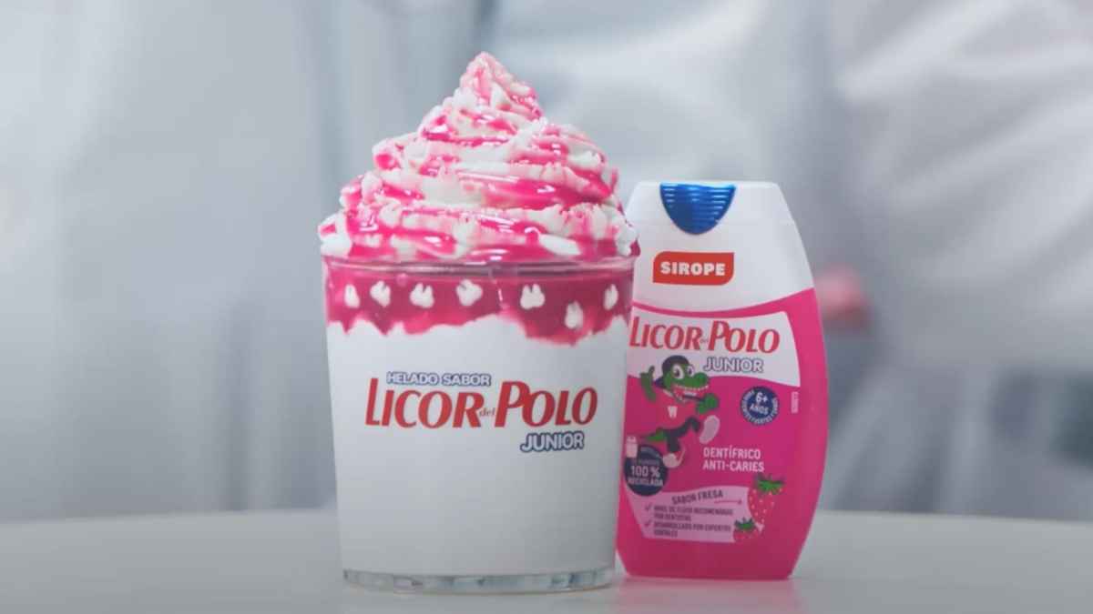 Helado de KFC sabor Licor del Polo Junior con sirope de fresa junto al dentífrico infantil