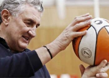 Fernando Romay, exjugador de baloncesto, sostiene un balón mientras explica su lucha por una pensión digna tras no poder cotizar durante su carrera.