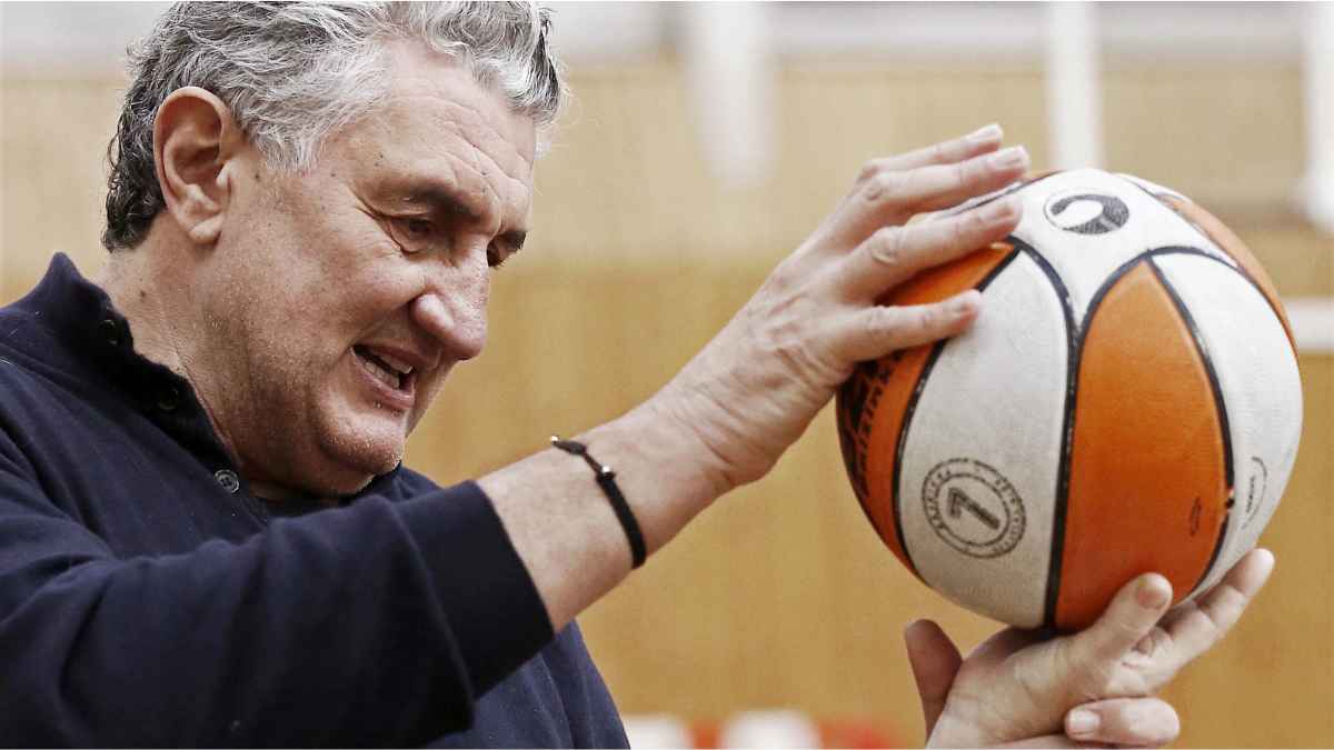 Fernando Romay, exjugador de baloncesto, sostiene un balón mientras explica su lucha por una pensión digna tras no poder cotizar durante su carrera.