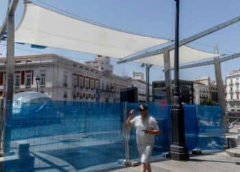 Instalación de toldos en la Puerta del Sol durante las reformas de la Real Casa de Correos en Madrid.