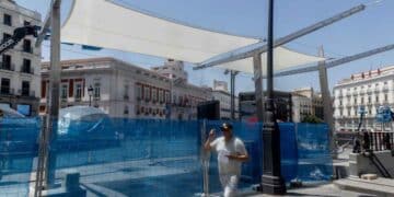 Instalación de toldos en la Puerta del Sol durante las reformas de la Real Casa de Correos en Madrid.