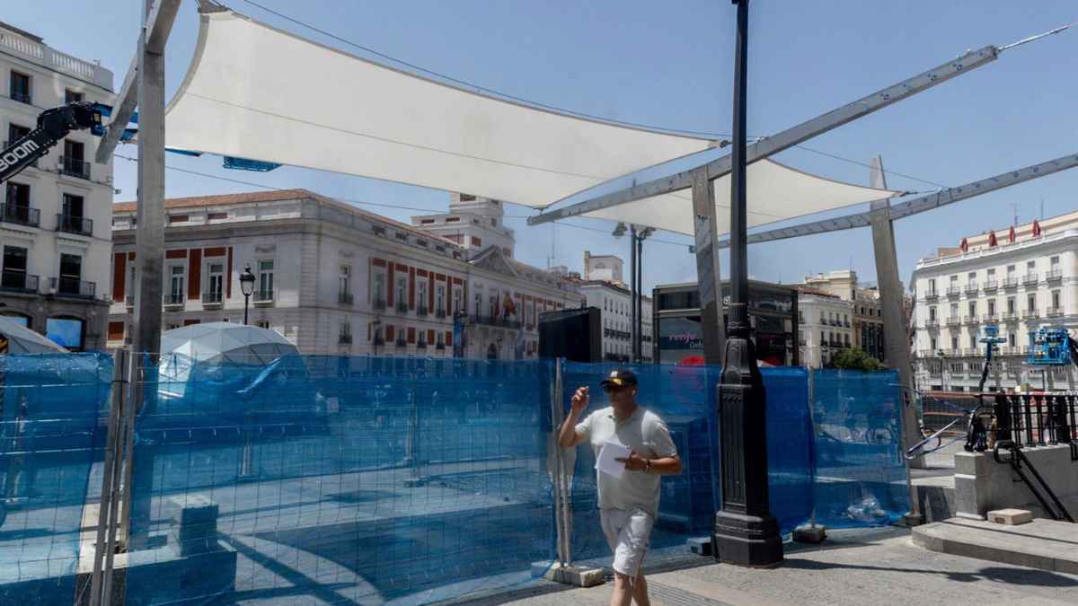 Instalación de toldos en la Puerta del Sol durante las reformas de la Real Casa de Correos en Madrid.