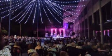 Las Supremas de Móstoles durante su concierto aniversario en la Verbena de verano madrileña, Plaza de la Cultura llena de público nocturno.