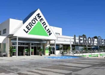 Fachada de una tienda Leroy Merlin que ofrece el kit antiabolladuras para coche por menos de 50 euros.