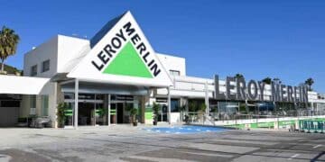 Fachada de una tienda Leroy Merlin que ofrece el kit antiabolladuras para coche por menos de 50 euros.