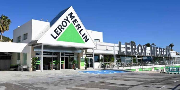 Fachada de una tienda Leroy Merlin que ofrece el kit antiabolladuras para coche por menos de 50 euros.