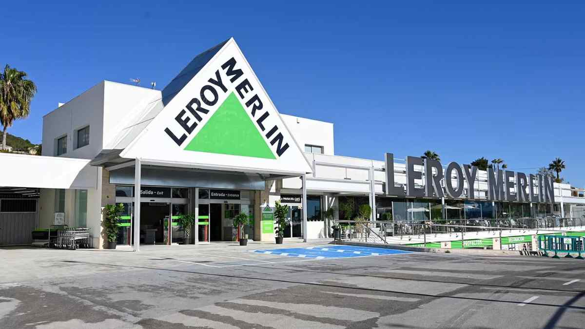 Fachada de una tienda Leroy Merlin que ofrece el kit antiabolladuras para coche por menos de 50 euros.