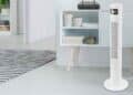 ventilador de torre Lidl blanco 30 W en salón moderno por 27,99 euros.