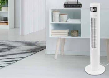 ventilador de torre Lidl blanco 30 W en salón moderno por 27,99 euros.