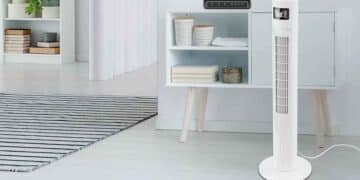 ventilador de torre Lidl blanco 30 W en salón moderno por 27,99 euros.