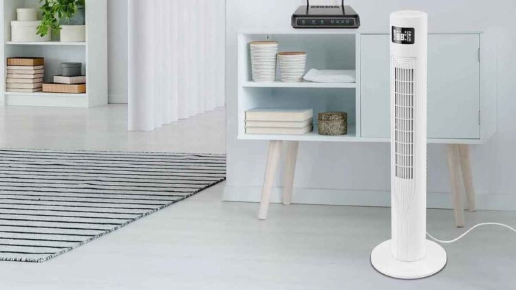 ventilador de torre Lidl blanco 30 W en salón moderno por 27,99 euros.