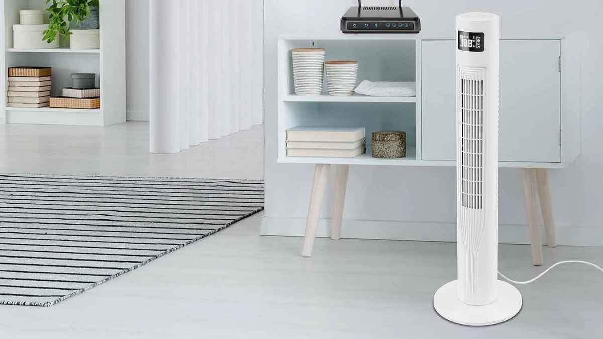 ventilador de torre Lidl blanco 30 W en salón moderno por 27,99 euros.