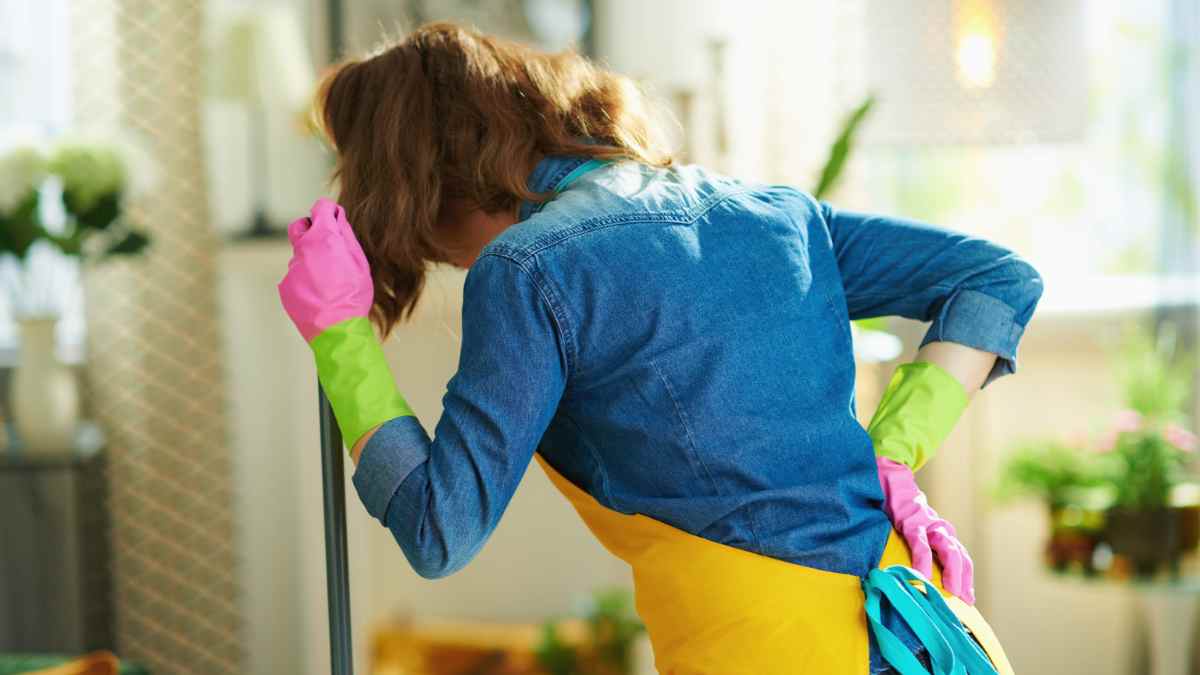 Limpiadora con dolor de hombro tras accidente laboral 2018, incapacidad permanente total.