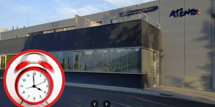 Reloj que simboliza la impuntualidad frente a la sede de Atento, ejemplo de descuentos salariales avalados por el Tribunal Supremo.