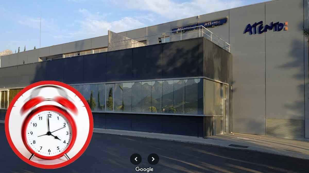 Reloj que simboliza la impuntualidad frente a la sede de Atento, ejemplo de descuentos salariales avalados por el Tribunal Supremo.
