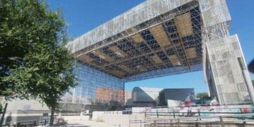 Vista del polideportivo Juan de la Cierva en Getafe, donde se instalará la macro-antena de 30 metros para mejorar la cobertura móvil.