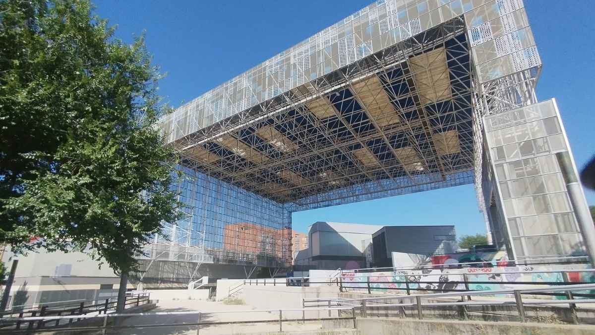 Vista del polideportivo Juan de la Cierva en Getafe, donde se instalará la macro-antena de 30 metros para mejorar la cobertura móvil.