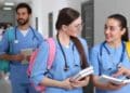 estudiantes MIR y EIR conversan en un pasillo hospitalario tras la oferta de 2.004 plazas en Madrid para 2026.