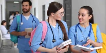 estudiantes MIR y EIR conversan en un pasillo hospitalario tras la oferta de 2.004 plazas en Madrid para 2026.