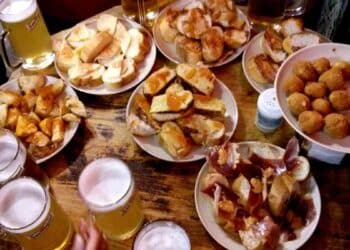 tapas variadas y cañas en taberna de Madrid 2025, planes gastronómicos desde 10 euros.