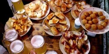 tapas variadas y cañas en taberna de Madrid 2025, planes gastronómicos desde 10 euros.
