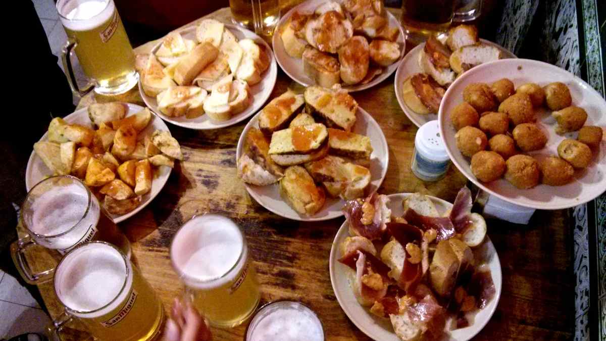 tapas variadas y cañas en taberna de Madrid 2025, planes gastronómicos desde 10 euros.