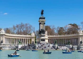 Barcas frente al Monumento a Alfonso XII en el estanque del Retiro de Madrid, dentro de las 272 visitas guiadas al patrimonio cultural.