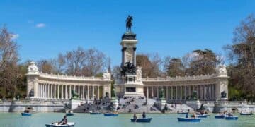 Barcas frente al Monumento a Alfonso XII en el estanque del Retiro de Madrid, dentro de las 272 visitas guiadas al patrimonio cultural.