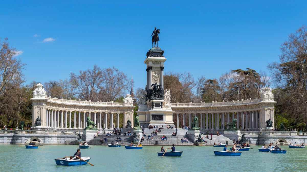 Barcas frente al Monumento a Alfonso XII en el estanque del Retiro de Madrid, dentro de las 272 visitas guiadas al patrimonio cultural.
