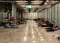 Personas sin hogar durmiendo en el Aeropuerto Adolfo Suárez Madrid-Barajas antes de la apertura del centro de acogida temporal.