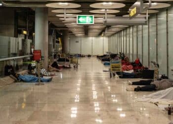 Personas sin hogar durmiendo en el Aeropuerto Adolfo Suárez Madrid-Barajas antes de la apertura del centro de acogida temporal.