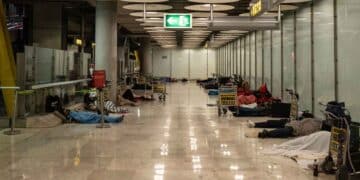 Personas sin hogar durmiendo en el Aeropuerto Adolfo Suárez Madrid-Barajas antes de la apertura del centro de acogida temporal.