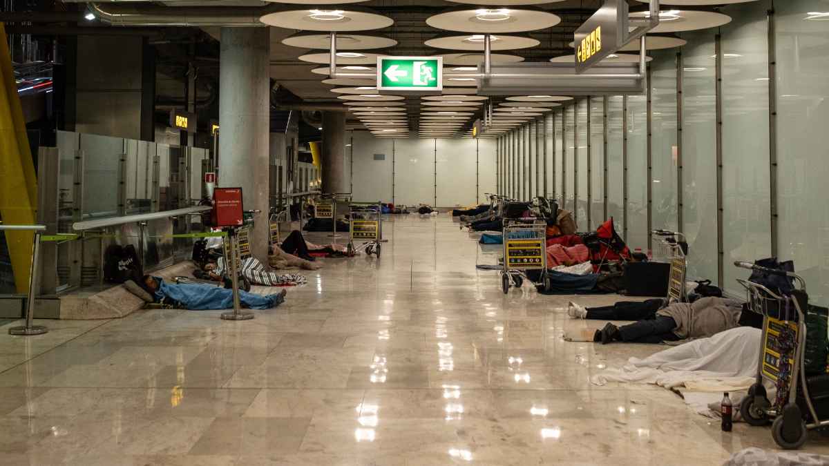 Personas sin hogar durmiendo en el Aeropuerto Adolfo Suárez Madrid-Barajas antes de la apertura del centro de acogida temporal.