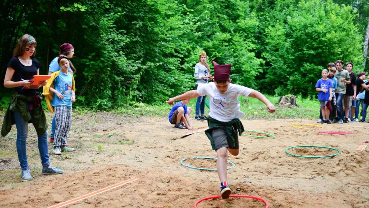 óvenes participando en cursos gratuitos del programa Verano Joven 2025 en Madrid