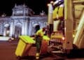 Trabajador de la basura en Madrid frente a la Puerta de Alcalá, mientras se implementa la nueva tasa de basuras.