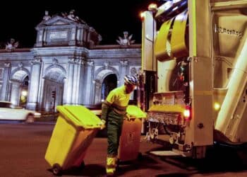 Trabajador de la basura en Madrid frente a la Puerta de Alcalá, mientras se implementa la nueva tasa de basuras.