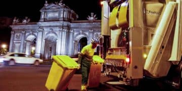 Trabajador de la basura en Madrid frente a la Puerta de Alcalá, mientras se implementa la nueva tasa de basuras.